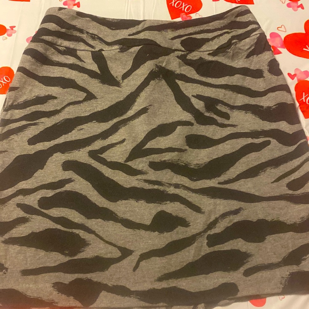 Merona size 4 black and grey skirt